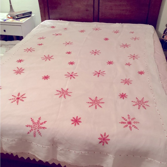 ❄️ Elegant Winter sheer tablecloth, approx 59 x 84”, embroidered snowflakes. - Picture 11 of 14